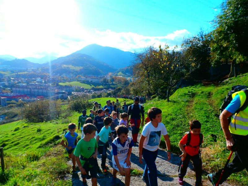 Gaztetxoentzako mendi irteera 2015-10-31 albistearen irudiak