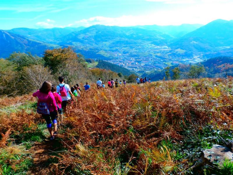 Gaztetxoentzako mendi irteera 2015-10-31 albistearen irudiak